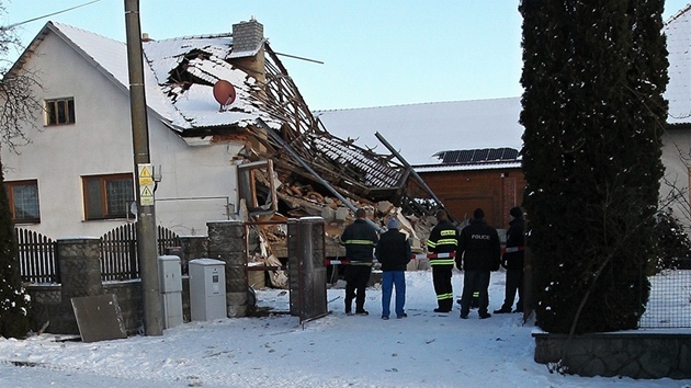 Msto vbuchu prozkoumala policie a hasii.,