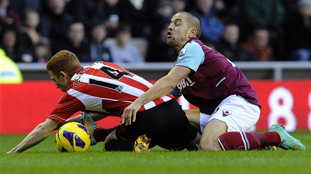 ZASE V JINM DRESU. Joe Cole (vpravo), bval zlonk Chelsea nebo Liverpoolu, se vrtil do West Hamu.