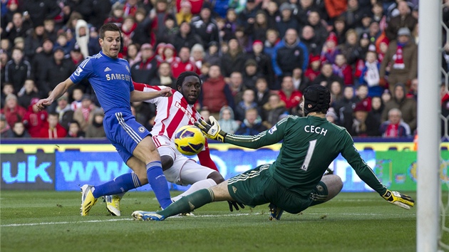 BRNA CHELSEA V OHROEN. Natst pro Petra echa stlel Kenwyne Jones ze Stoke City (uprosted) kousek vedle.