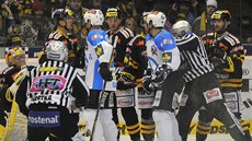 Z duelu Litvínov -Plzeň. Strkanice před litvínovskou brankou. Z duelu Litvínov -Plzeň. Strkanice před litvínovskou brankou.