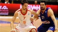 Vojtěch Hruban (vlevo) z Nymburka si kryje míč před Rafou Martínezem z Valencie. Vojtěch Hruban (vlevo) z Nymburka si kryje míč před Rafou Martínezem z Valencie.