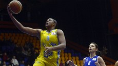 Zakončuje Kia Vaughnová z USK, Gordana Bedalová ze Záhřebu už jen přihlíží. Zakončuje Kia Vaughnová z USK, Gordana Bedalová ze Záhřebu už jen přihlíží.