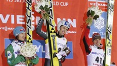 Jan Matura (uprostřed) si užívá vítězství v Sapporu. Vlevo je druhý Tom Hilde, Jan Matura (uprostřed) si užívá vítězství v Sapporu. Vlevo je druhý Tom Hilde,