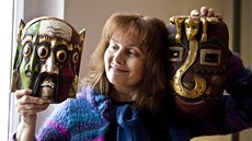 Kateřina Ebelová ukazuje dvě z dřevěných novodobých replik z Indonésie, které Kateřina Ebelová ukazuje dvě z dřevěných novodobých replik z Indonésie, které