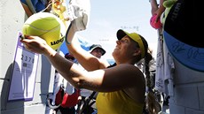 PODPISY! Nmecká tenistka Angelique Kerberová rozdává autogramy po postupu pes