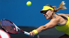 Nmecká tenistka Angelique Kerberová se natahuje po míku v utkání s Hradeckou