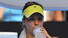 PITÍ. Ruská tenistka Maria Kirilenková se oberstvuje bhem utkání 2. kola na