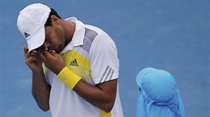 CO TAM MÁM? Francouzský tenista Jo-Wilfried Tsonga si vyndává nco z oka bhem
