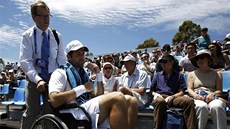 NEASTNÝ KONEC. Americký tenista Brian Baker po zranní kolene odjel ze zápasu