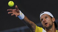 Rakuan Jürgen Melzer podává v utkání proti Berdychovi na Australian Open.