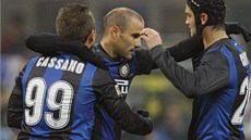 OSLAVA. Fotbalisté Interu Milán se radují z gólu proti Pescae - zleva Antonio