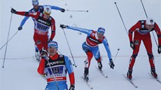 NEDOJELI MĚ! Ruský lyžař Nikolaj Morilov (vpředu) slaví vítězství v libereckém NEDOJELI MĚ! Ruský lyžař Nikolaj Morilov (vpředu) slaví vítězství v libereckém