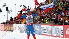 VÍTZ. Ruský biatlionista Anton ipulin zvedá ruce a projídí cílem.
