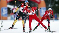 O DESETINKY. Na cílové pásce bojují druhý Magnus Moan z Norska (vpředu) a Němec O DESETINKY. Na cílové pásce bojují druhý Magnus Moan z Norska (vpředu) a Němec
