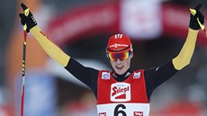NEJRYCHLEJŠÍ. Německý reprezentant Erik Frenzel slaví triumf v závodu SP v NEJRYCHLEJŠÍ. Německý reprezentant Erik Frenzel slaví triumf v závodu SP v
