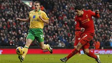 DRUHÝ GÓL. Liverpoolský útoník Luis Suárez (vpravo) zatuje konto Norwiche