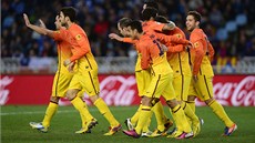 KATALÁNSKÁ RADOST. Fotbalisté Barcelony oslavují gól Lionela Messiho do sít