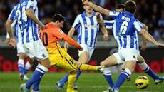 V OBLEENÍ. Fotbalisté Realu Sociedad obsypali barcelonskou hvzdu Lionela