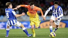 PROJDE? Lionel Messi se prodírá mezi dvma soky z Realu Sociedad, jeho