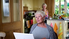 Judi Denchová v krátkém filmu Žádost o přátelství odeslána Judi Denchová v krátkém filmu Žádost o přátelství odeslána