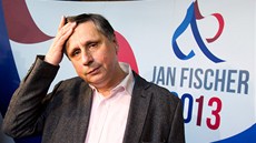 Jan Fischer sleduje ve svém volebním tábu pedbné výsledky. (12. ledna 2013)