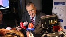 Karel Schwarzenberg odpovídá na dotazy redaktorky iDNES.cz. (12. ledna 2013)