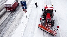 Dopravu v esku komplikuje padající sníh. (14. ledna 2013).