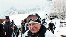 Prezident Václav Klaus prochází kolem lya v lyaském areálu Monínec. Ten je Klausovou oblíbenou sjezdovkou.