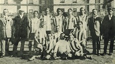 Tým SK Židenice krátce po založení klubu. Původní červenobílé dresy později Tým SK Židenice krátce po založení klubu. Původní červenobílé dresy později