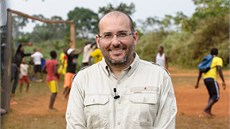 Iniciátor projektu Toulavý autobus Miroslav Bobek u stadionu v Somalomo Iniciátor projektu Toulavý autobus Miroslav Bobek u stadionu v Somalomo