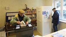 Jiří Reynek právě hází hlas do volební urny, jeho bratr Daniel míří za plentu Jiří Reynek právě hází hlas do volební urny, jeho bratr Daniel míří za plentu