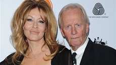 Paul Hogan a Linda Kozlowski jsou spolu 27 let, z toho 23 jsou manželé. Paul Hogan a Linda Kozlowski jsou spolu 27 let, z toho 23 jsou manželé.