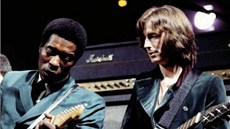 Eric Clapton (vpravo) s jedním ze svých vzor, bluesovým kytaristou Buddym...