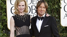 Nicole Kidmanová v erných atech se zlatými detaily znaky Alexander McQueen