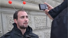 Romana Smetanu přišel k olomouckému okresnímu soudu podpořit s tykadly na hlavě Romana Smetanu přišel k olomouckému okresnímu soudu podpořit s tykadly na hlavě