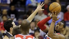 John Wall (vpravo) z Washingtonu střílí na koš Orlanda. Bránit se ho pokouší J. John Wall (vpravo) z Washingtonu střílí na koš Orlanda. Bránit se ho pokouší J.