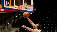 Pardubický basketbalista Travis Nelson krátce po zakončení. Pardubický basketbalista Travis Nelson krátce po zakončení.