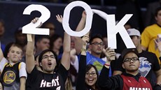 DVACET TÁCŮ. Fanoušci Miami Heat slaví výkon LeBrona Jamese. Ten si připsal DVACET TÁCŮ. Fanoušci Miami Heat slaví výkon LeBrona Jamese. Ten si připsal