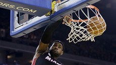 LeBron James z Miami Heat smečuje do koše Golden State. LeBron James z Miami Heat smečuje do koše Golden State.