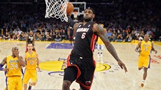 LeBron James z Miami Heat smečuje do koše Los Angeles Lakers. LeBron James z Miami Heat smečuje do koše Los Angeles Lakers.