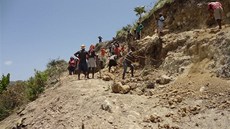 Haiané pracují na vybudování nových pístupových cest.