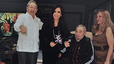 Argentinská prezidentka (druhá zleva) se v Havan setkala i s Raúlem a Fidelem...