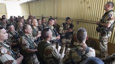 Francouztí vojáci na základn v adu pi brífinku ohledn operace v Mali. 