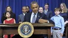 Americký prezident Barack Obama podepisuje vládní nařízení, která se týkají Americký prezident Barack Obama podepisuje vládní nařízení, která se týkají