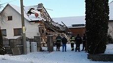 Místo výbuchu prozkoumala policie a hasii.,