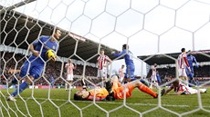 DÍKY! Fotbalisté Chelsea se radují z vlastního gólu Stoke City. Vlevo se ujal