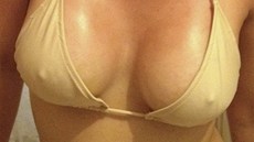 Alicia Youngová na blogu zveejuje kadý den fotky svých prsou.