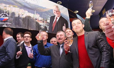 lenové SPOZ v Ostrav slaví vítzství Miloe Zemana v prezidentských volbách.