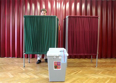 Jeden volební obvod pinesl olomoucké radnici problémy. Velký hlasovací lístek se nevejde za plentu ani do urny. (ilustraní snímek)