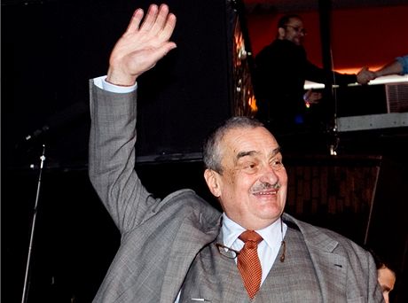 Poraený prezidentský kandidát Karel Schwarzenberg ve svém volebním tábu v...